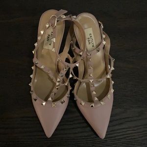 Nude studded pumps